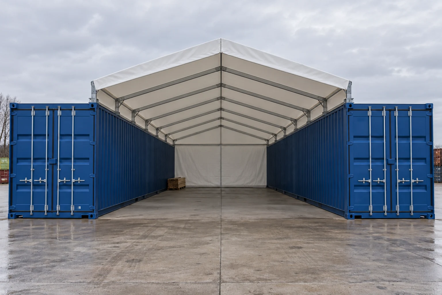 KI-Illustration einer weißen Containerüberdachung mit Satteldach über einem breiten, zwölf Meter tiefen Bereich zwischen zwei parallelen 40-Fuß-Containern, vorne offen und hinten geschlossen